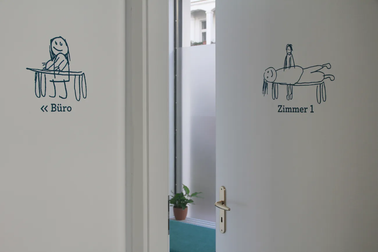 Praxis Eingang Zimmer1