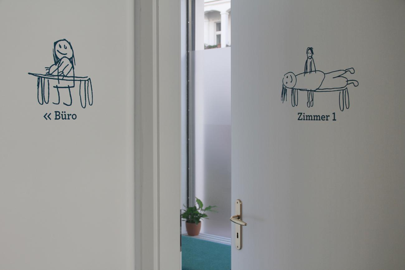 Praxis Eingang Zimmer1